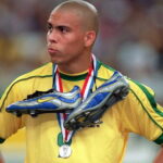 Zapatos colgados en el cuello de un futbolista